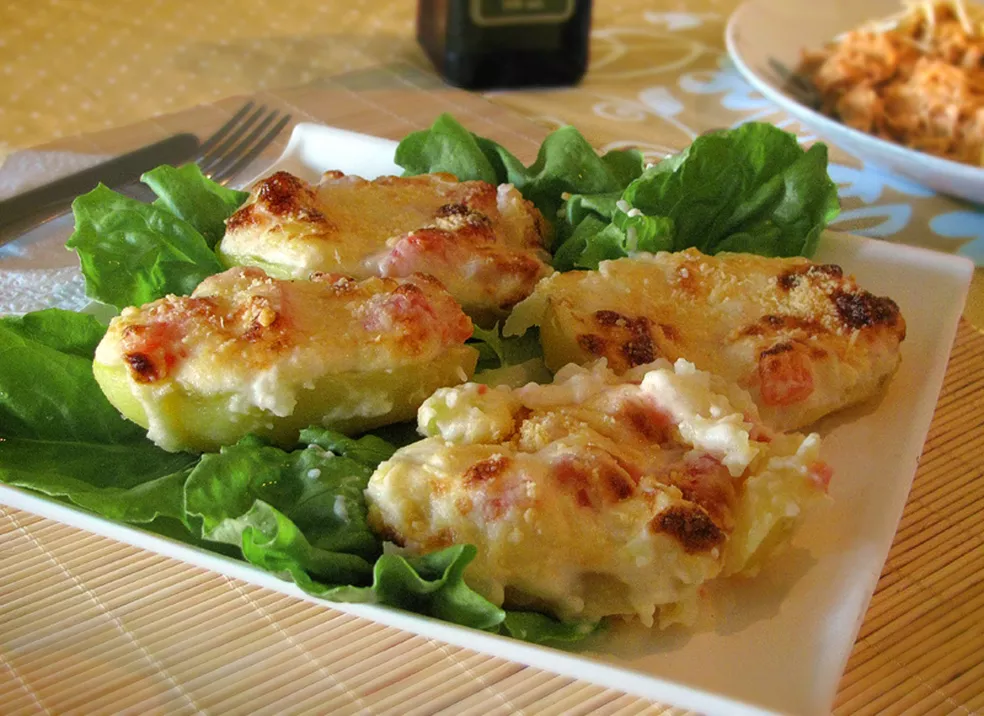 Batata recheada com vegetais coloridos e queijo gratinado