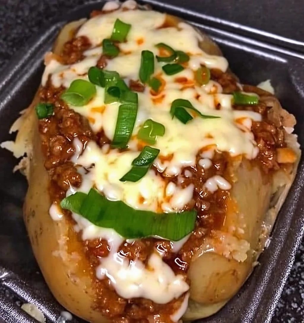 Batata recheada com molho especial, queijo derretido e cebolinha
