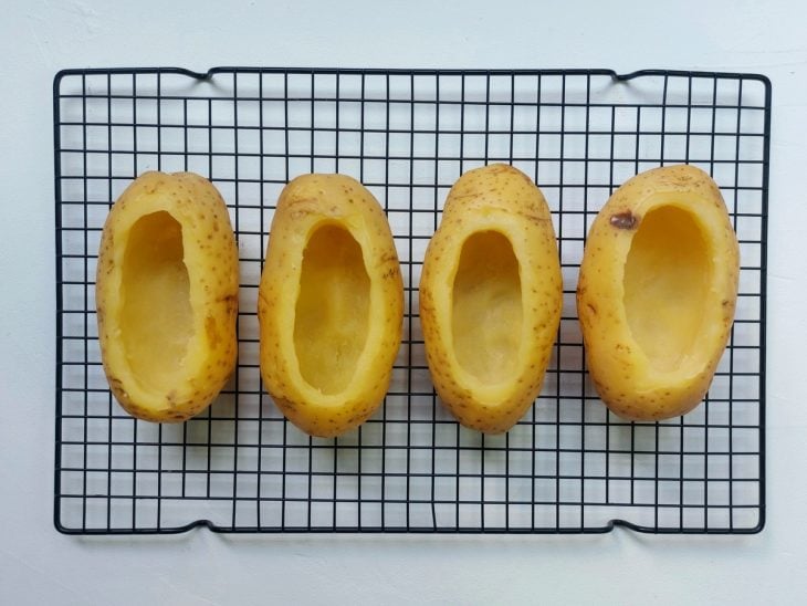 Batata recheada com apresentação profissional e ingredientes frescos